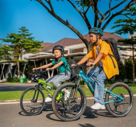 Bersepeda Bersama Teman Ke Sekolah
