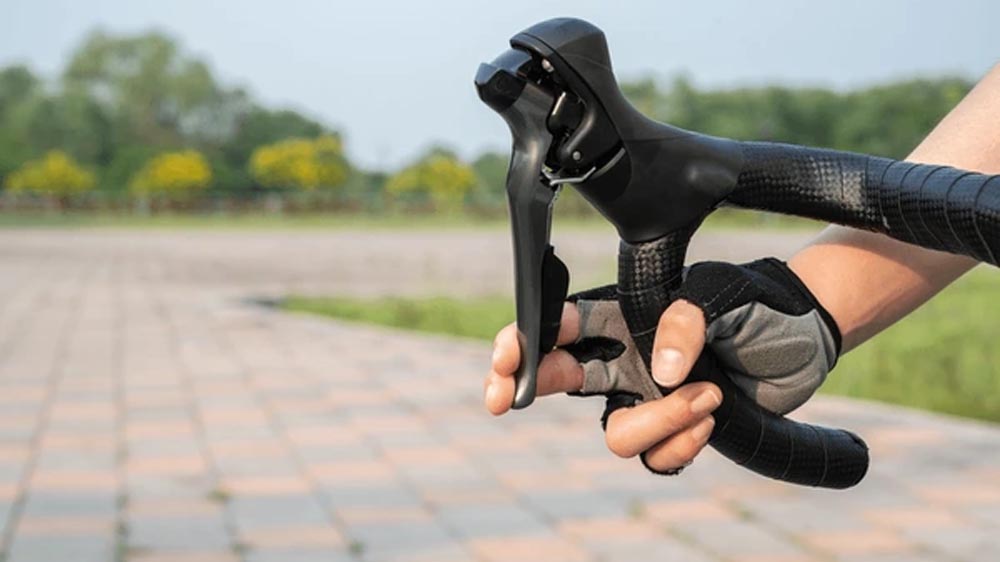 Braking on a road bike with hand lever