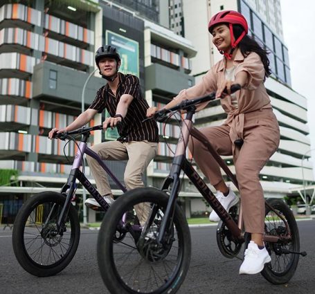 Bersepeda Bersama Teman Di Dalam Kota