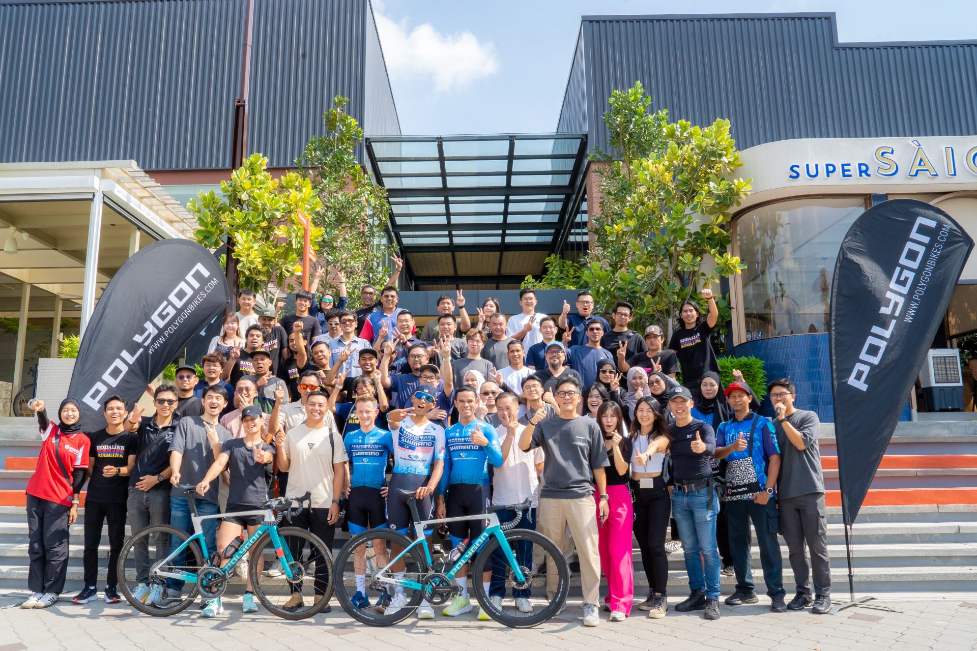 Foto bersama beberapa atlit Terengganu Cycling Team (TSG) dan pencinta road bike lainnya di acara launcing road bike Polygon Helios A, Malaysia