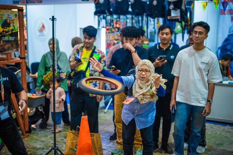 Seorang Ibu-Ibu Tidak Kalah Semangat Melempar Ban Ke Cone