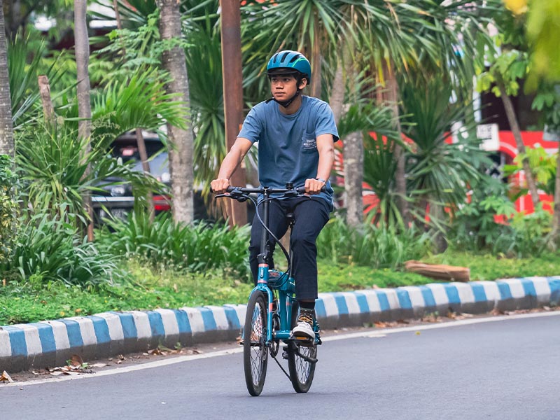 Cruising On Urban Streets With The Polygon Urbano Folding Bike