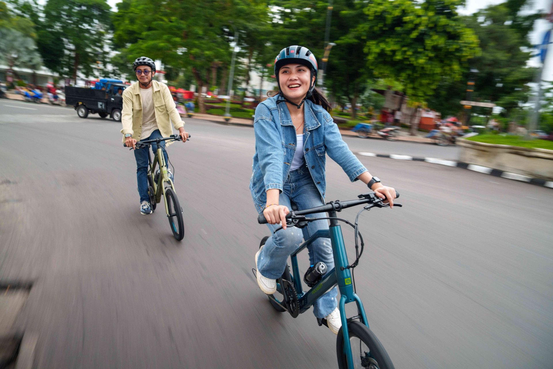Pesepeda Bersepeda Dengan Sepeda Polygon Gili Velo