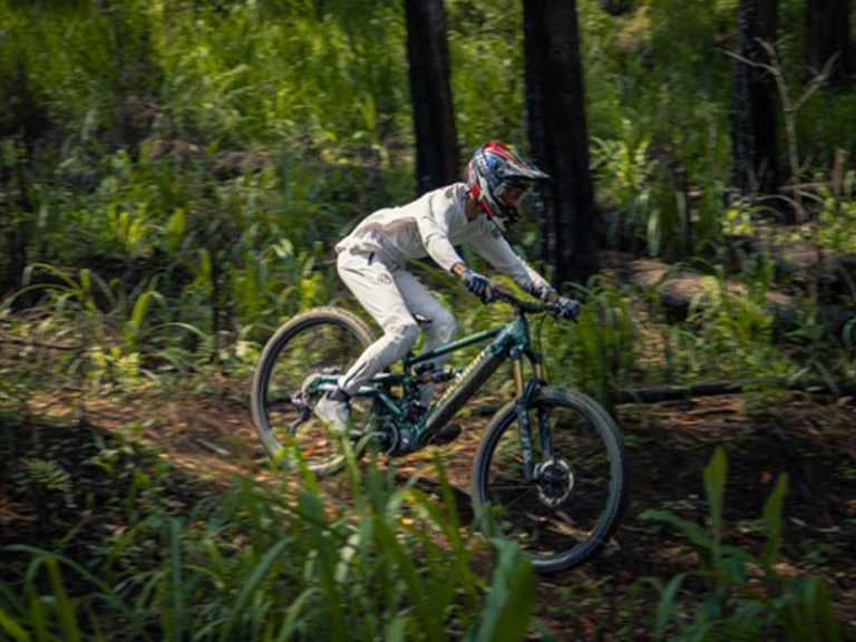 Polygon E Mtb Tackling Rugged Trails