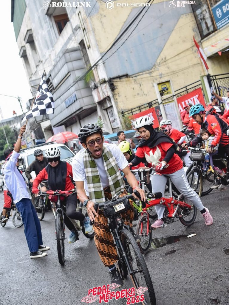 Pesepeda berkumpul untuk memulai acara Pedal Merdeka 2025