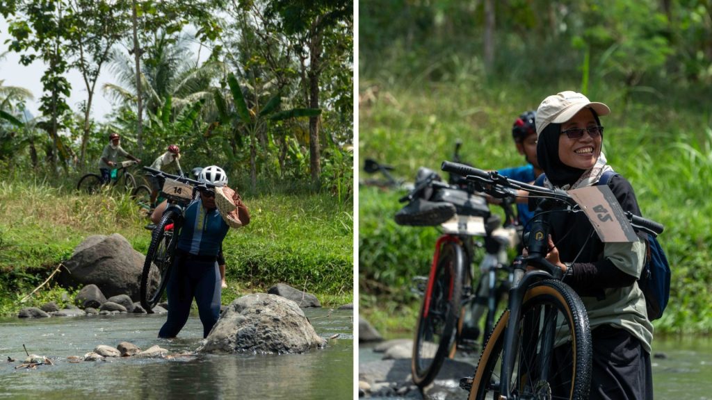 Peserta Menyebrangi Sungai Dengan Mengangkat Sepedanya