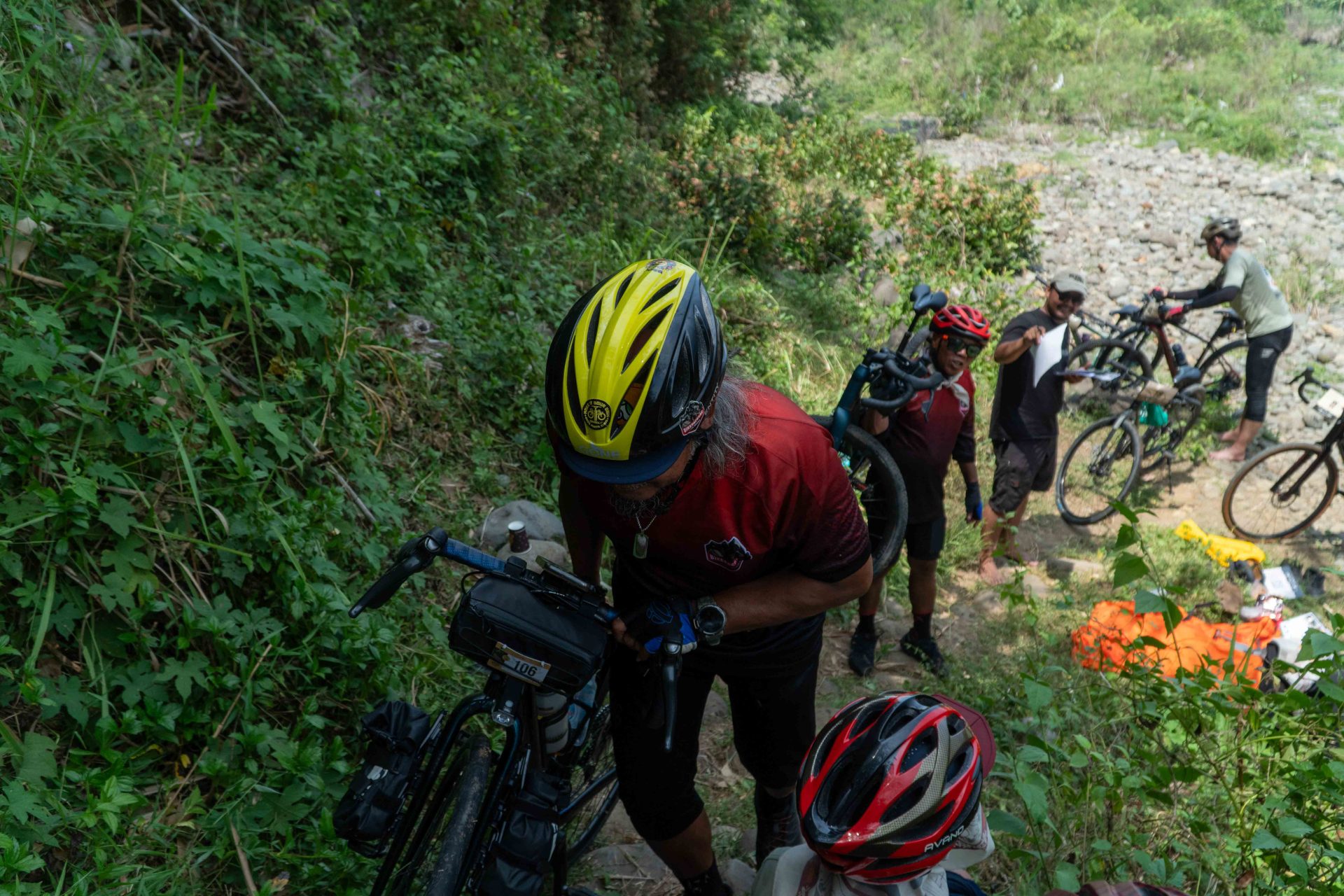Perjuangan Peserta Membawa Sepeda Ke Atas Bukit