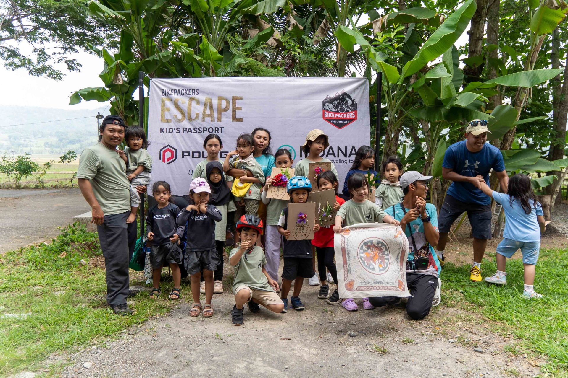 Anak-Anak Diajak Bermain Dengan Permainan Tradisional