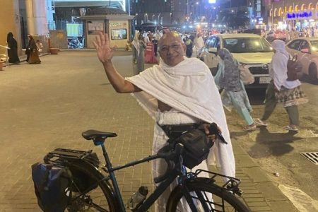 Perjalanan Opa Sugai Gowes Menuju Tanah Suci