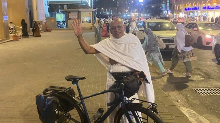 Perjalanan Opa Sugai Gowes Menuju Tanah Suci