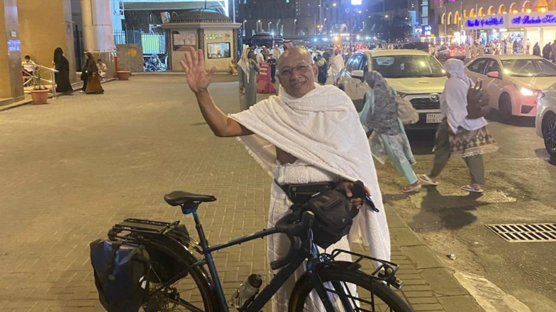 Perjalanan Opa Sugai Gowes Menuju Tanah Suci