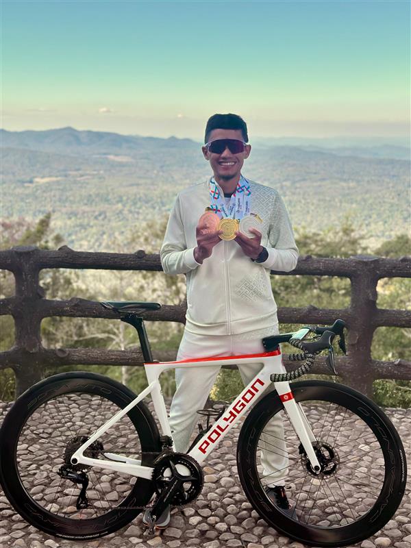 Aiman Cahyadi Bersama Sepeda Road Bike Polygon