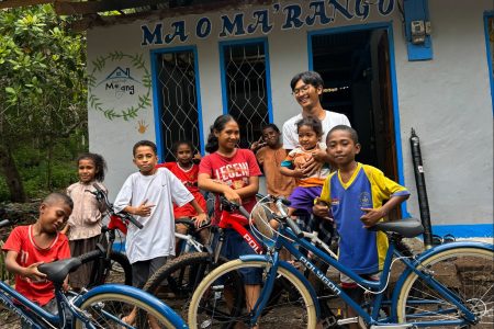 Alwi Johan Bersama Anak-Anak Alor