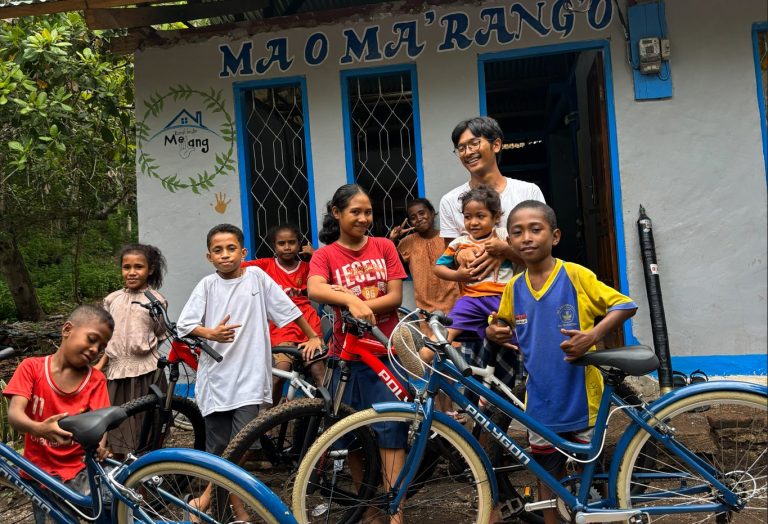 Alwi Johan Bersama Anak-Anak Alor