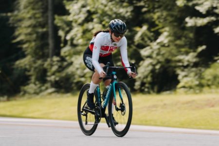 Rizka Febri Meluncur Dengan Sepeda Balap Polygon Helios