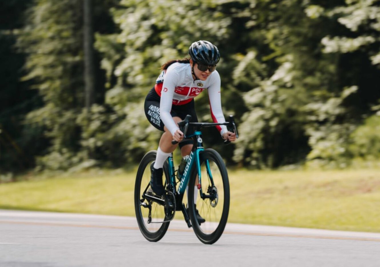 Rizka Febri Meluncur Dengan Sepeda Balap Polygon Helios