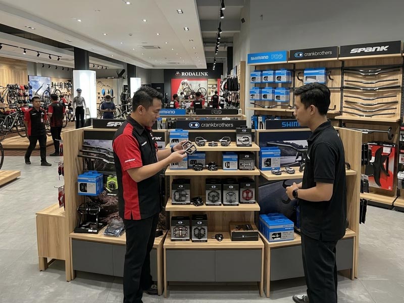 Choosing Gravel Bike Pedals In A Bike Shop